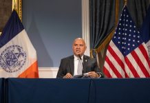 Nueva York contará con otro centro de ayuda para inmigrantes recién llegados La ciudad de Nueva York contará con otro centro de apoyo para brindar servicios esenciales a inmigrantes recién llegados que incluye ayuda para inscribir a sus hijos en la escuela u obtener un carné de identidad o alimentos, información sobre sus derechos o capacitaciones para trabajo, entre otras cosas, informó este miércoles la Alcaldía.