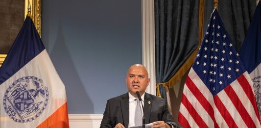 La ciudad de Nueva York contará con otro centro de apoyo para brindar servicios esenciales a inmigrantes recién llegados que incluye ayuda para inscribir a sus hijos en la escuela u obtener un carné de identidad o alimentos, información sobre sus derechos o capacitaciones para trabajo, entre otras cosas, informó este miércoles la Alcaldía.