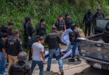Miembros de la Policía Estatal y de la Fiscalía General del Estado levantan un cadáver