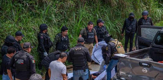 Miembros de la Policía Estatal y de la Fiscalía General del Estado levantan un cadáver