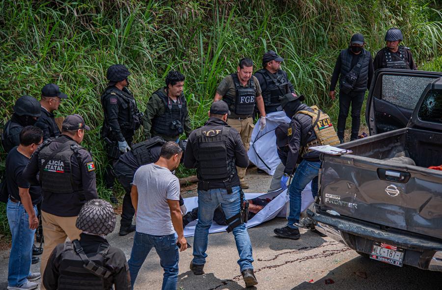 Miembros de la Policía Estatal y de la Fiscalía General del Estado levantan un cadáver Miembros de la Policía Estatal y de la Fiscalía General del Estado levantan un cadáver