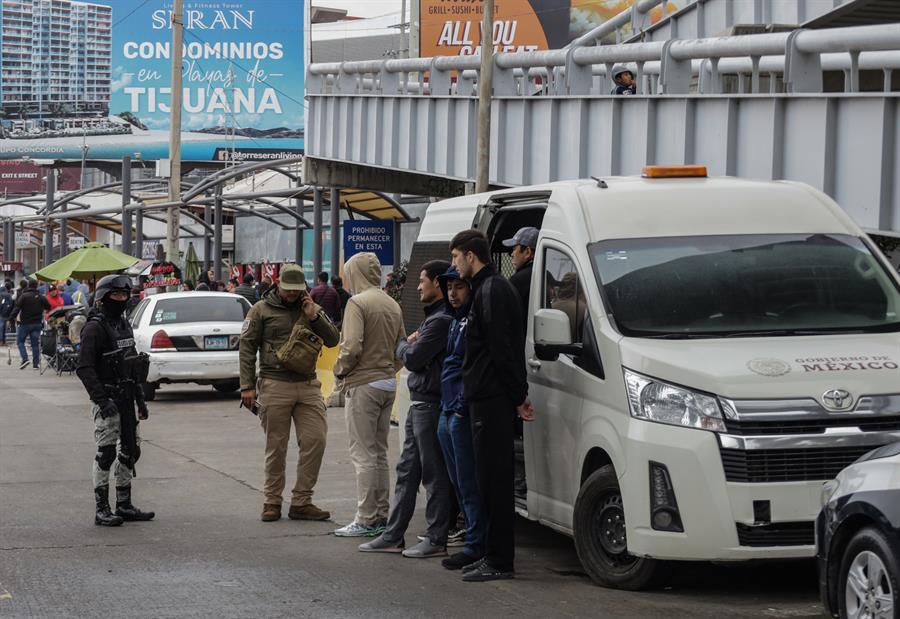 Miembros del Instituto Nacional de Migraci&oacute;n (INM) y de la Guardia Nacional trasladan a migrantes hacia campamentos ubicados en Tijuana