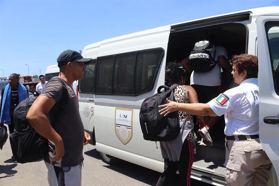 Miembros del Instituto Nacional de Migración (INM) Migrantes y activistas denunciaron este lunes que las autoridades mexicanas están realizando deportaciones exprés o “en caliente” en la frontera sur de México tras el fin del Título 42 de Estados Unidos.