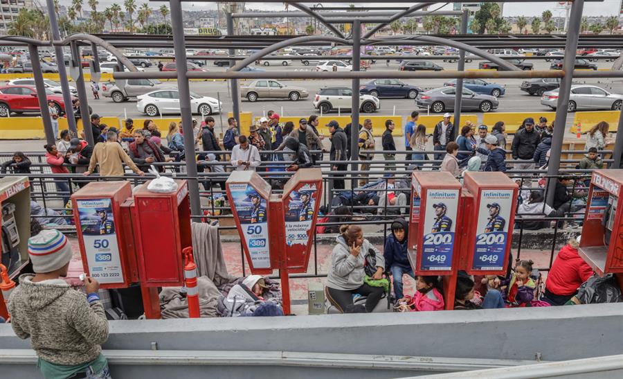 Migrantes de diferentes nacionalidades, descansan en la entrada de la garita peatonal de San Ysidro (3) Migrantes