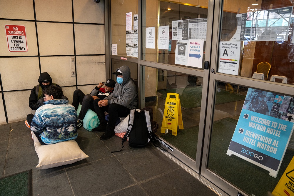 Durante el último año, decenas de miles de migrantes han llegado a la ciudad buscando refugio, muchos de ellos han sido puestos en libertad condicional por la Oficina de Aduanas y Protección Fronteriza de EE.UU. Sin embargo, la mayoría de ellos aún no ha presentado oficialmente sus solicitudes de asilo, retrasando su elegibilidad para trabajar.