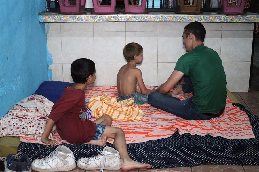 Migrantes hacen fila para recibir alimentos en el albergue “Todo por Ellos”, (2) Migrantes