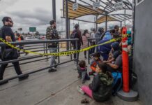 Autoridades de la ciudad mexicana de Tijuana instalaron este lunes un módulo de atención para migrantes en San Ysidro, cruce fronterizo con Estados Unidos, para orientar a las personas que siguen llegando a la ciudad en busca de asilo en Estados Unidos tras casi un mes del fin del Título 42.