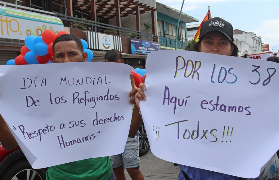 Migrantes varados en la frontera sur Más de 20 organizaciones civiles y cerca de 400 migrantes refugiados varados en la frontera sur de México marcharon este martes por el Día del Refugiado en medio de un récord de solicitantes de asilo en el país y críticas a las autoridades por la lentitud de trámites.