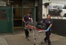 Siete muertos por "surfear" en el metro de Nueva York en lo que va de año El reto de "surfear" o subirse entre o sobre los vagones en movimiento en el metro de Nueva York ha causado en lo que va de año la muerte de al menos siete personas, entre ellas la de varios adolescentes, informaron hoy medios locales.