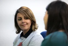 El espanglish se dispara entre latinos en EE.UU. mientras el español decae El uso del espanglish ha crecido exponencialmente en el país mientras que el idioma español ha caído drásticamente entre los latinos al paso de las generaciones, reveló un estudio divulgado esta semana por la Cámara Hispana de Comercio USHCC.