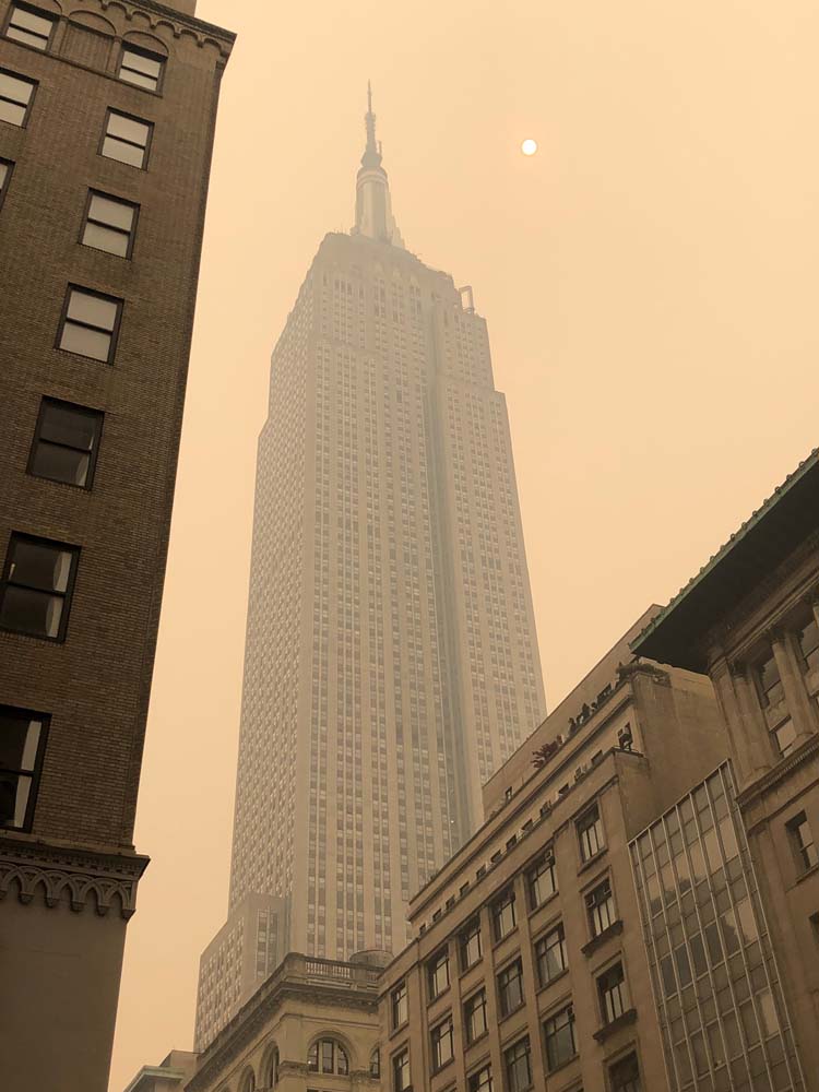 La ciudad de Nueva York estivo bajo una alerta de calidad del aire como resultado del humo, que afectó a grandes porciones de los Estados Unidos.