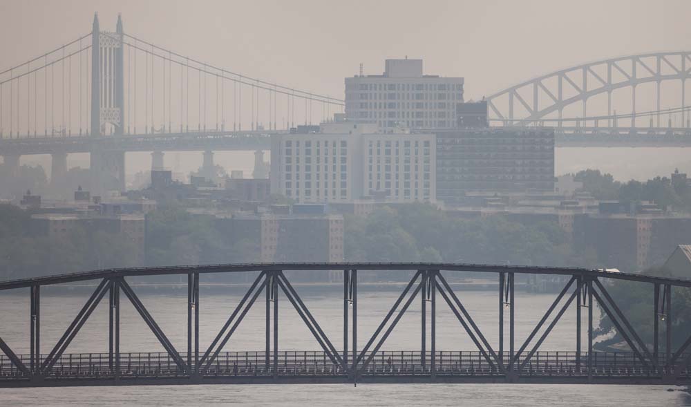 Una vista del puente sobre un brumoso Río Este mientras el humo de los incendios forestales que arden en Canadá continúa creando condiciones de calidad del aire insalubres en Nueva York.