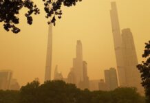 La ciudad de Nueva York dejó este miércoles estampas fantasmagóricas por la contaminación causada por los cientos de incendios que asuelan desde hace varios días la vecina Canadá y que han sido arrastrados por el viento a lo largo de más de 1.500 kilómetros hasta cubrir la Gran Manzana.