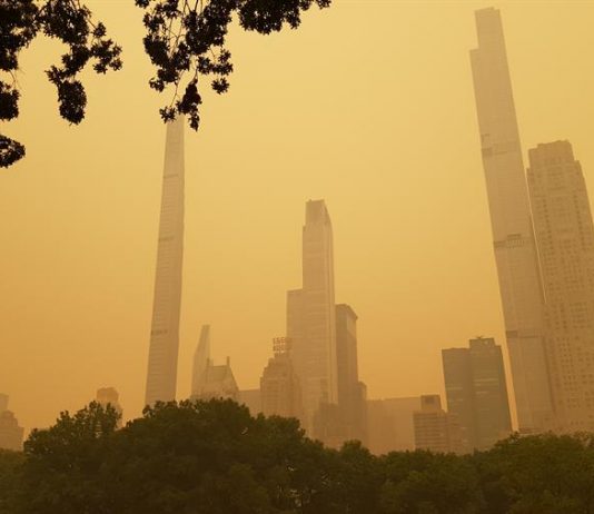 Centro y noreste de Estados Unidos continúan afectados por humo de incendios canadienses El humo de los cientos de incendios forestales de Canadá continúa dañando la calidad del aire de amplias regiones del medio oeste y noreste del país, donde Nueva York es este viernes la ciudad más afectada del país y la segunda del planeta, después de Toronto (Canadá), según la web de monitorización IQAair.