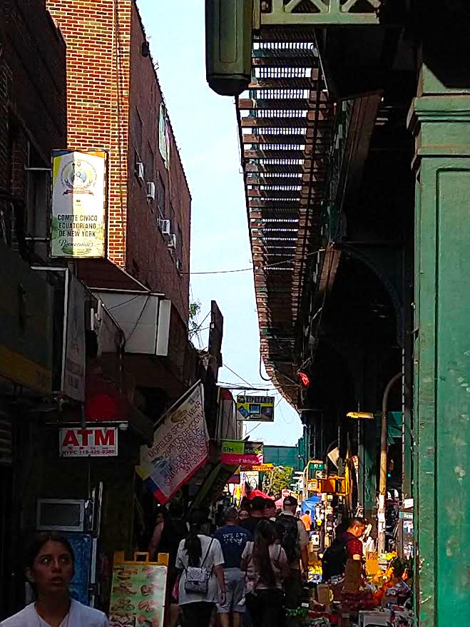 El Comit&eacute; C&iacute;vico Ecuatoriano est&aacute; ubicado en la zona &eacute;tnica y culturalmente m&aacute;s diversa de Nueva York, en el condado de Queens, sobre la Ave. Roosevelt Ave. con Junction Blvd. justamente a pasos de la salida noroeste del tren 7.