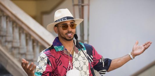 El cantante puertorriqueño Ozuna firmó este viernes un acuerdo con la empresa de entretenimiento SB Projects de Scooter Braun, con el objetivo de "abrir puertas a nuevos mercados" en el mundo de la música.