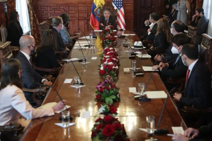El presidente de Ecuador Guillermo Lasso y su gabinete de gobierno, el cual ha sido permanentemente llamado por la disuelta Asamblea Nacional para enfrentar cinco juicios políticos y recibió mil trecientos pedidos de información por parte del extinto órgano legislativo.