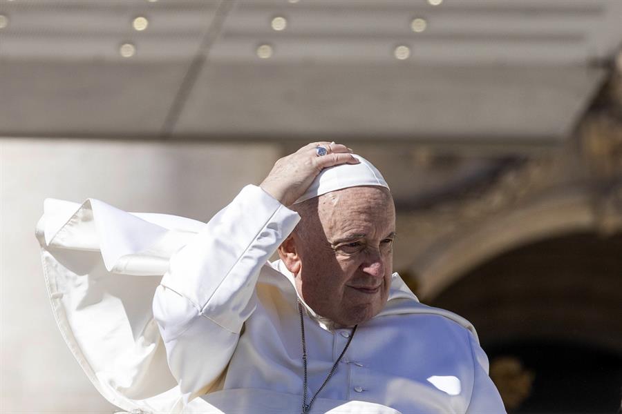 Papa Francisco 12 El papa Francisco está mejorando tras su operación el pasado miércoles por una hernia abdominal, pero se le ha desaconsejado hacer esfuerzos y por tanto no celebrará por primera vez en su pontíficado públicamente el ángelus mientras que los médicos le han indicado que debe estar al menos toda la próxima semana ingresado en el hospital Gemelli de Roma.