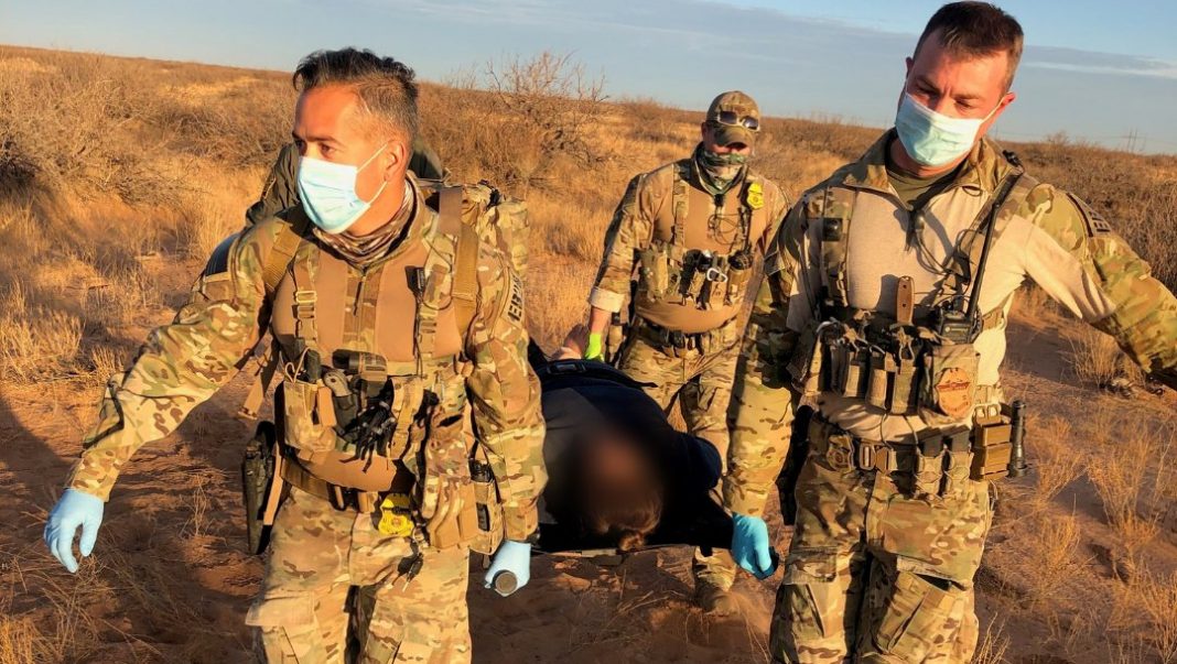 La Patrulla Fronteriza alertó este jueves contra el cruce irregular de la frontera sur desde México al persistir el flujo de migrantes indocumentados pese a las altas temperaturas que azotan la región, mientras que todos los días grupos de rescate en Arizona reciben reportes de personas desaparecidas.