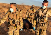 La Patrulla Fronteriza alerta contra cruce irregular de la frontera por altas temperaturas La Patrulla Fronteriza alertó este jueves contra el cruce irregular de la frontera sur desde México al persistir el flujo de migrantes indocumentados pese a las altas temperaturas que azotan la región, mientras que todos los días grupos de rescate en Arizona reciben reportes de personas desaparecidas.