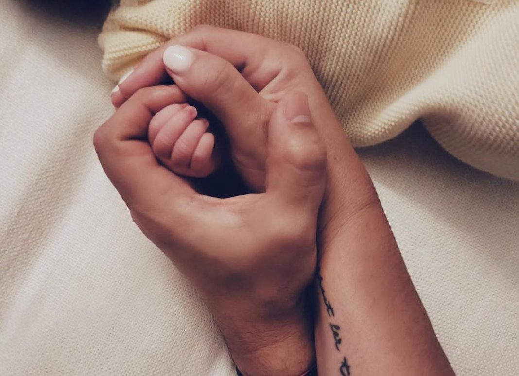 La foto que compartió Perroni y Tovar al nacer su hija, Lia.