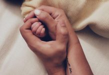 La foto que compartió Perroni y Tovar al nacer su hija, Lia.