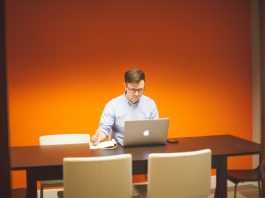El arte de priorizar, clave para un gerente senior de alto rendimiento La capacidad de priorizar proyectos es crucial para asignar, de manera óptima, los recursos disponibles, como el tiempo, dinero y personal.