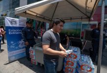 Personas reciben botellas de agua entregada por integrantes de Protección Civil debido a las altas temperaturas (2)