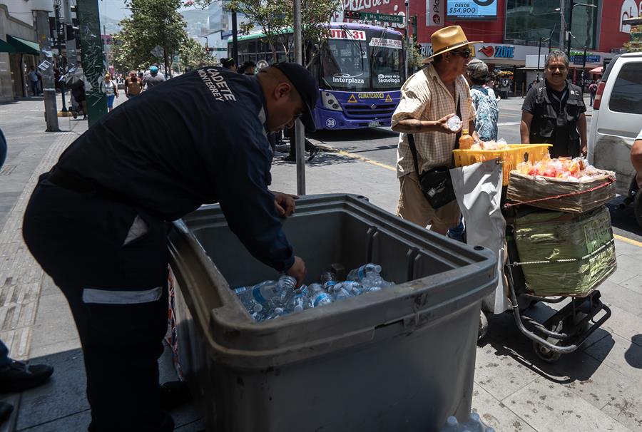 Personas reciben botellas de agua entregada por integrantes de Protecci&oacute;n Civil debido a las altas temperaturas (3)