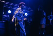 El músico puertorriqueño PJ Sin Suela presentó este viernes su nuevo álbum con un concierto en vivo en su canal de YouTube, compuesto por 32 canciones y que cuenta con la colaboración de artistas como Pedro Capó, Residente y Rainao, entre otros.
