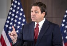 Un juez federal de Florida, donde está prohibido brindar tratamientos de cambio de género a personas no adultas, decidió que tres menores trans pueden seguir recibiendo bloqueadores de la pubertad, pues, de lo contrario, "sufrirán un daño irreparable", según dijo en un escrito judicial.