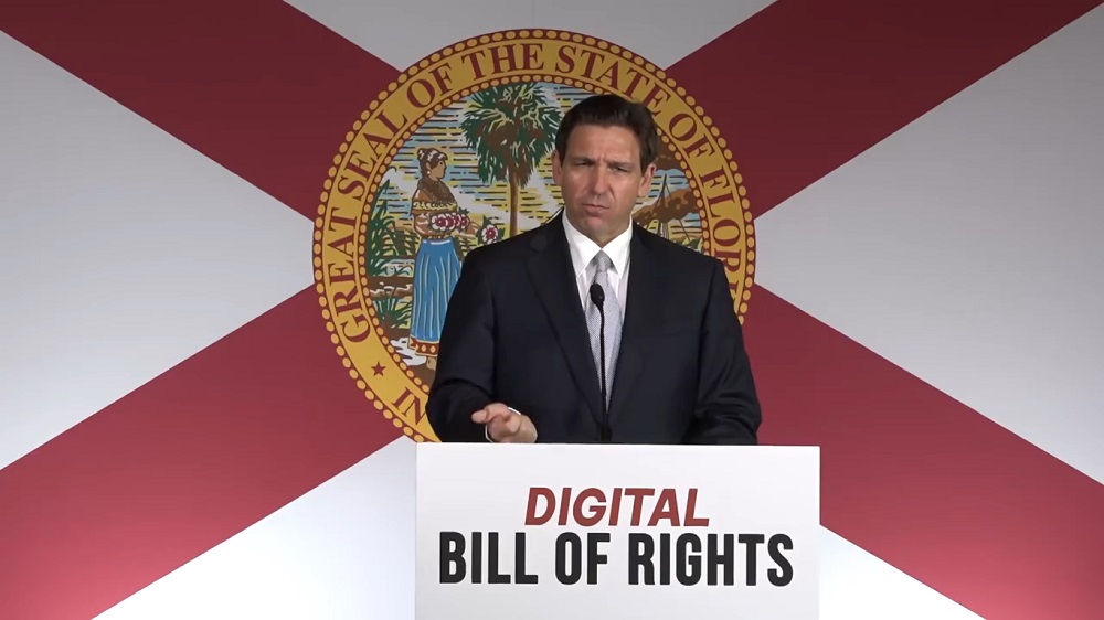 Ron DeSantis-Leyes Digitales El gobernador de Florida, Ron DeSantis, firmó este martes una ley de derechos digitales que, entre otras cosas, brinda a los consumidores la capacidad de corregir los datos personales recopilados en línea.