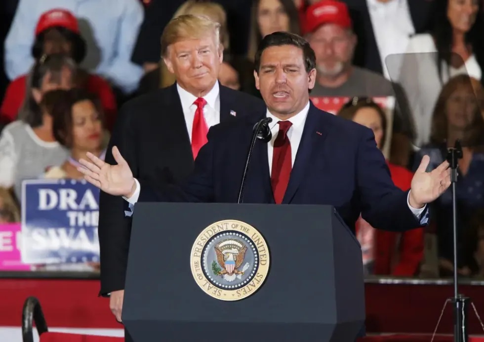 Ron-DeSantis y Trump Los principales candidatos a las primarias presidenciales republicanas buscaron este viernes atraer el voto de la base cristiana evangelista declarando la guerra total al aborto