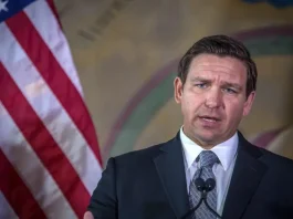 DeSantis suspende a un alcalde de Florida detenido por mentir sobre su lugar de residencia El gobernador de Florida, Ron DeSantis, firmó este lunes una orden ejecutiva para suspender de sus funciones con carácter inmediato a Anthony DeFillipo, alcalde de North Miami Beach, arrestado la pasada semana por mentir sobre su lugar de residencia y con cargos por votación ilegal, según la Fiscalía.