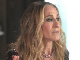 La protagonista de "Sexo en Nueva York" celebra 25 años de influencia en la moda La protagonista de "Sexo en Nueva York", Sarah Jessica Parker, celebró este jueves su 25 aniversario inaugurando por sorpresa una exposición en la Gran Manzana, donde reveló que la serie tuvo que ingeniárselas con poco dinero en cuestión de moda hasta que un bolso prestado le abrió las puertas del lujo.