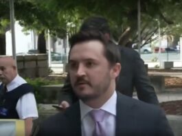 Taylor Budowich, quien se desempeñó como portavoz del expresidente Donald Trump durante su mandato (2017-2021), testificó este miércoles ante un gran jurado conformado en Miami como parte de la investigación federal sobre el manejo de documentos clasificados por parte del exmandatario.