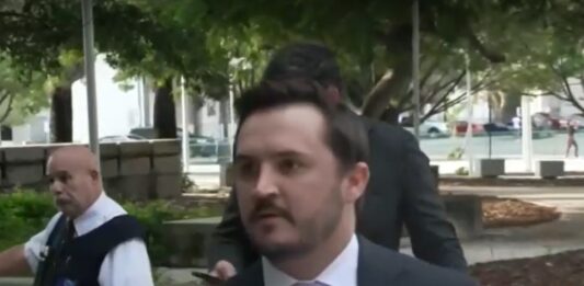 Taylor Budowich, quien se desempeñó como portavoz del expresidente Donald Trump durante su mandato (2017-2021), testificó este miércoles ante un gran jurado conformado en Miami como parte de la investigación federal sobre el manejo de documentos clasificados por parte del exmandatario.