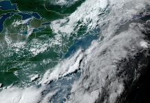 Al menos cuatro personas murieron en las últimas horas en los estados de Indiana, Arkansas y Georgia a consecuencia de los tornados y las tormentas que han azotado el país y que han causado múltiples cancelaciones de vuelos.