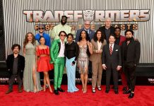 El elenco en la premier de “Transformers Rise of the Beasts”.