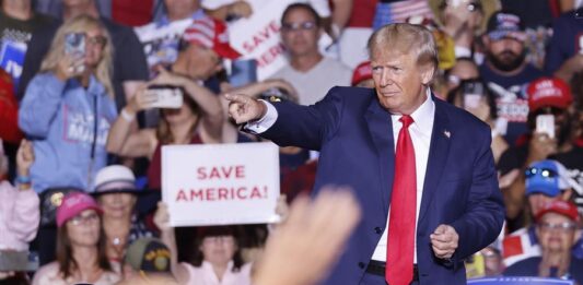 El expresidente Donald Trump repitió este sábado sus mentiras sobre una "caza de brujas" en su primer mitín electoral tras ser imputado.