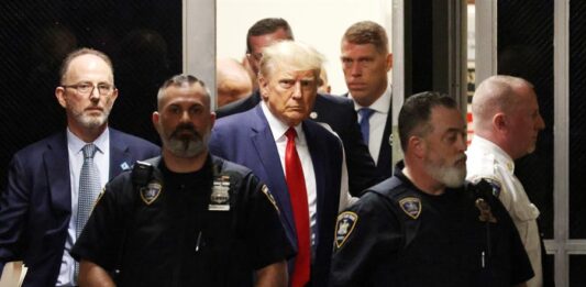 Un grupo de medios de prensa presentó una solicitud formal al tribunal federal de Miami donde este martes el expresidente Donald Trump será imputado de 37 cargos penales por el manejo de documentos clasificados para que permita hacer una "cantidad limitada" de fotos y vídeos dentro del edificio.
