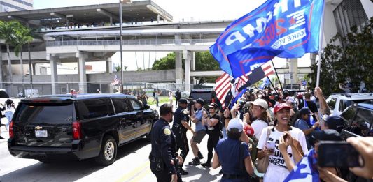 El expresidente Donald Trump se dio este martes un baño de multitudes en un conocido restaurante cubano de la Pequeña Habana de Miami tras haber sido procesado por 37 cargos penales relacionados con el manejo de documentos oficiales secretos.