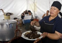 Cocineras mexicanas honran el tradicional mole poblano con feria