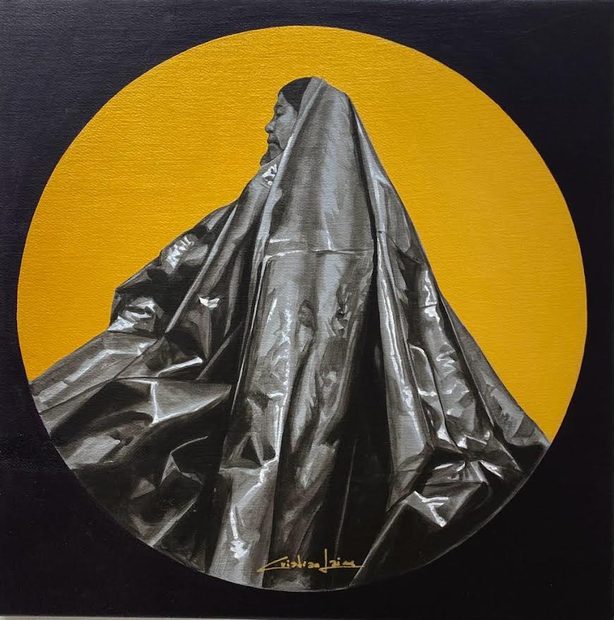 En la obra La Virgen del Cerro, esta se encuentra cubierta no de la famosa plata potosina, sino de pl&aacute;stico negro sobre fondo amarillo, un contraste visual que mueve y conmueve a quien admira la creacion de Cristian Laime.