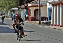 Cuba detiene a cubano residente en EE.UU. al que acusa de preparar "acciones violentas" Varias personas transitan en una calle, hoy, en Nueva Gerona,