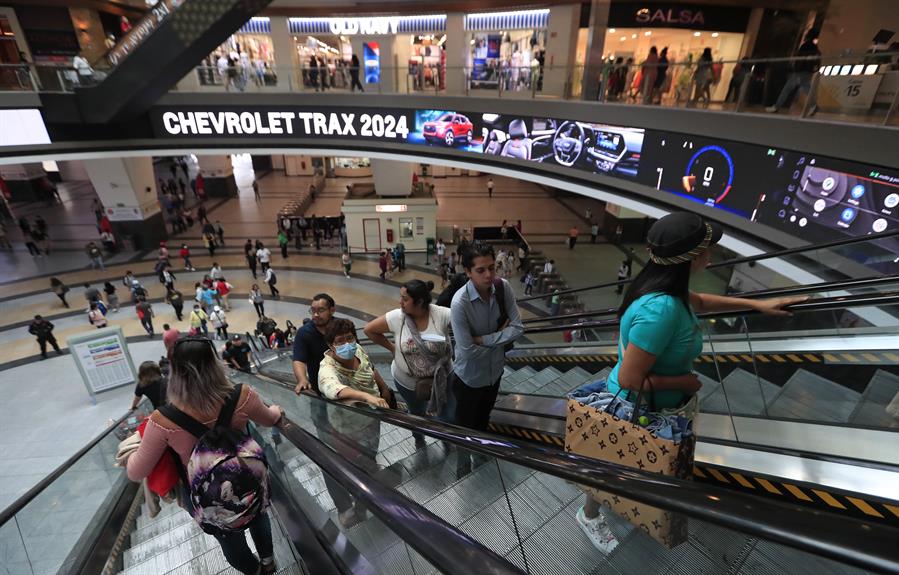 Vista de una plaza comercial (2)
