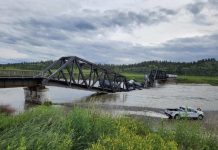 Un tren que transportaba material peligroso cae a un río en Montana tras el derrumbe de un puente