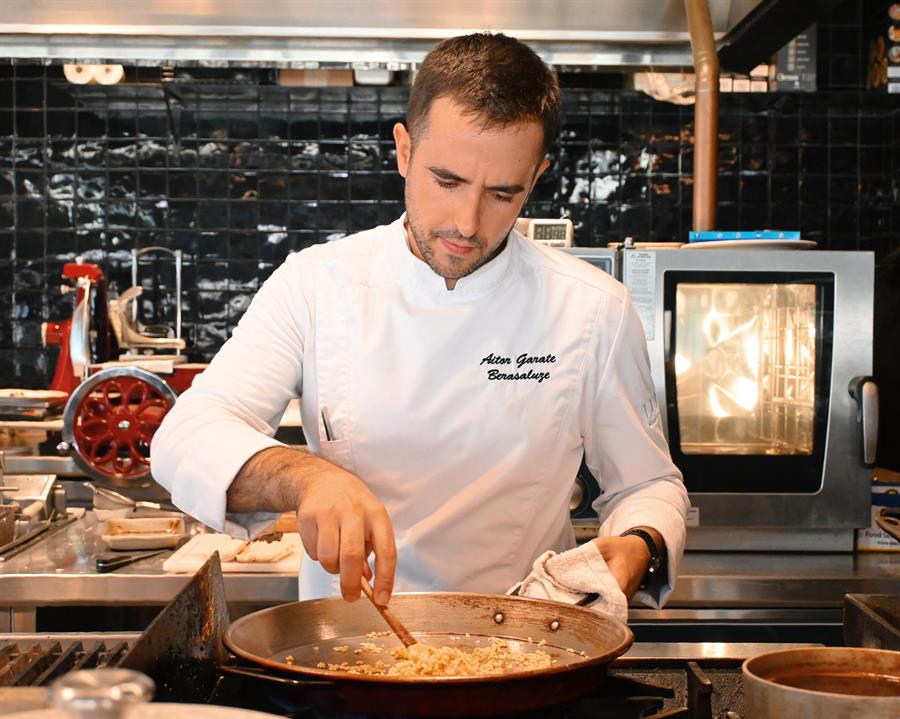 el chef Aitor Garate Berasaluze mientras comanda los fogones del restaurante Lur