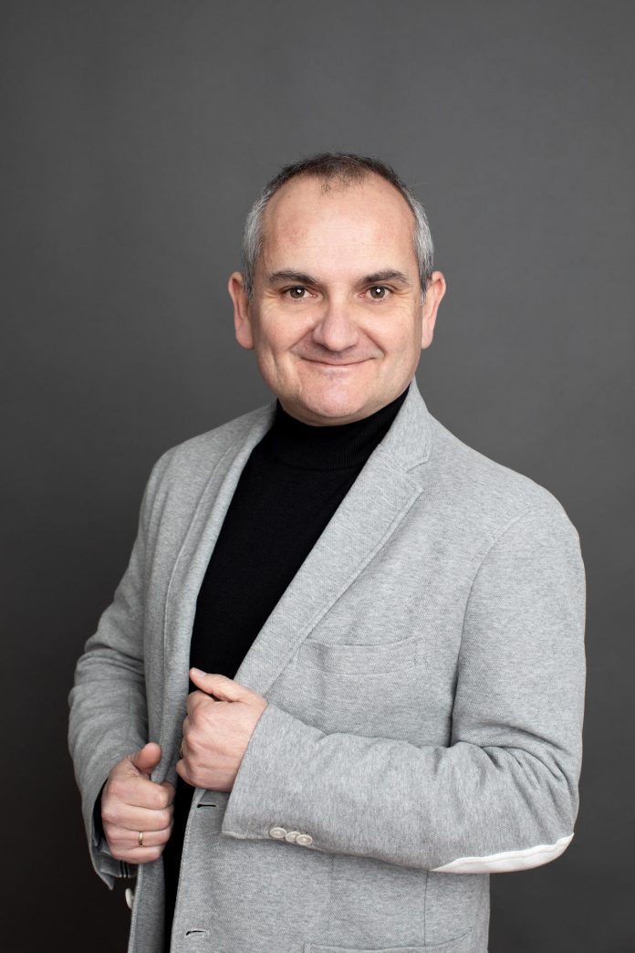 escritor español Mario Escobar