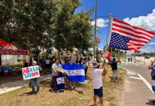 grupo de manifestantes de distintos países de Latinoamérica que protestan este domingo en una concentración en la ciudad de Tampa